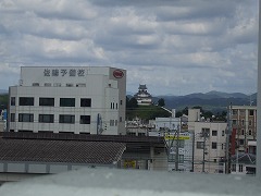キヨミズキャンパスから掛川城を望む