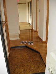 サウスステーション 玄関から室内を見る