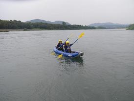 ダッキーで海へ向かう